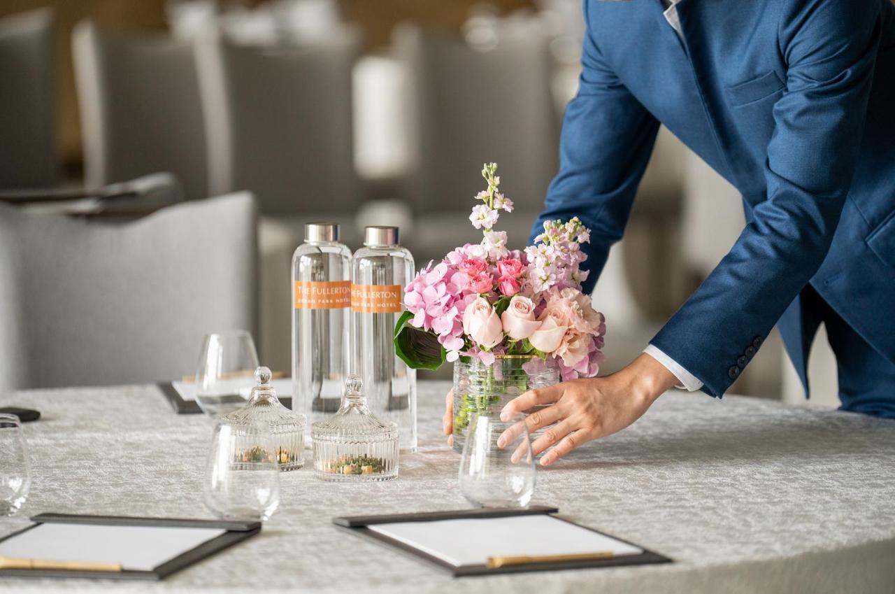 The Fullerton Ocean Park Hotel Hongkong Buitenkant foto A hotel staff sets up a meeting room