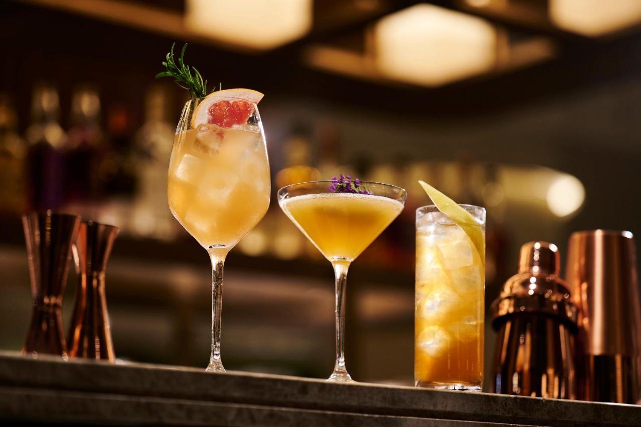 The Fullerton Ocean Park Hotel Hongkong Buitenkant foto Cocktails at the bar