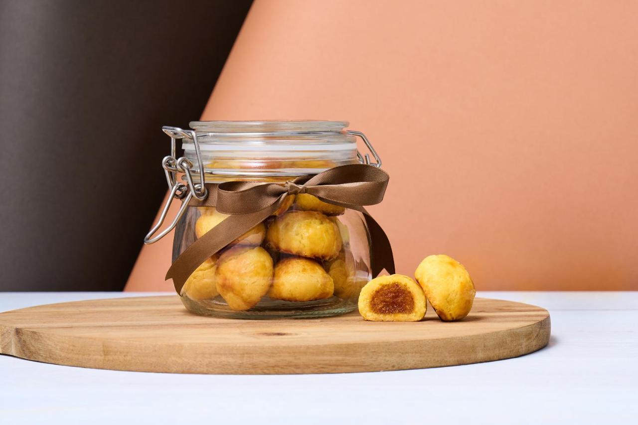 The Fullerton Ocean Park Hotel Hongkong Buitenkant foto A jar of preserved lemons